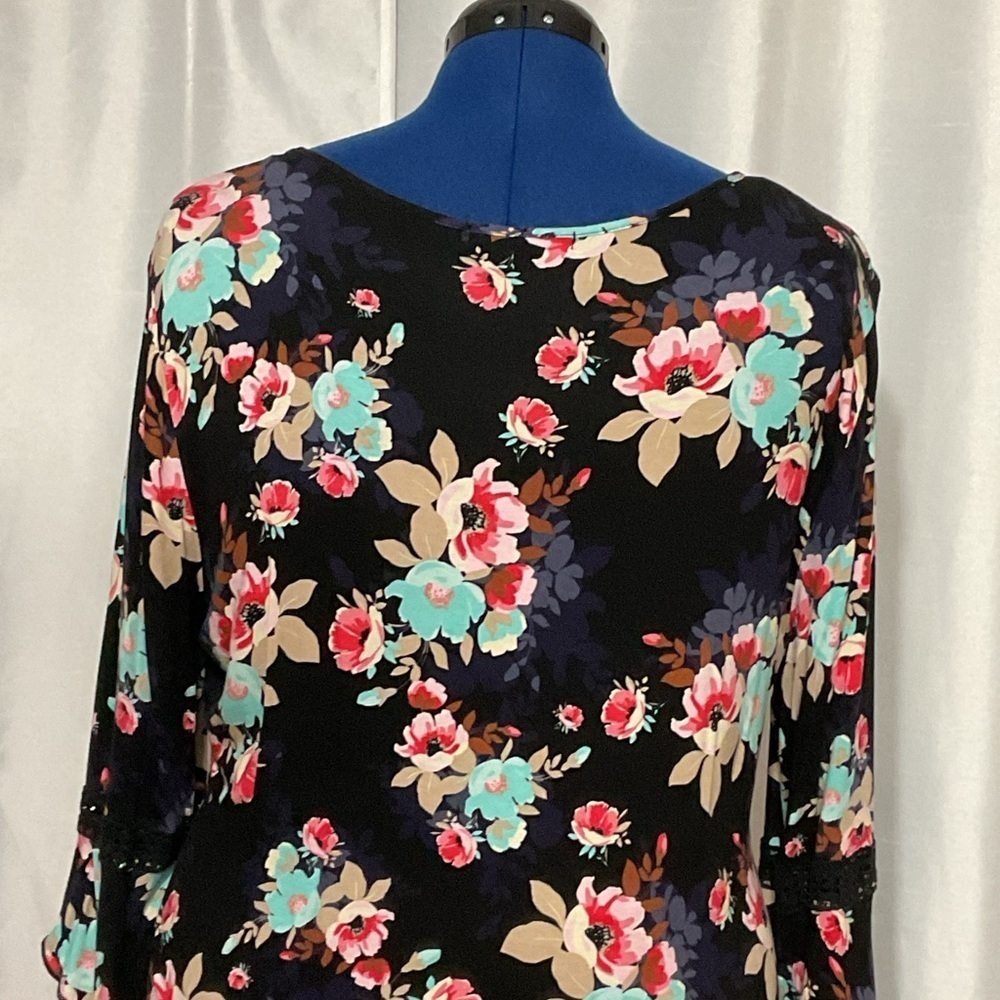 Woman’s Gently Used Relativity Tunic - Picture 7 of 12